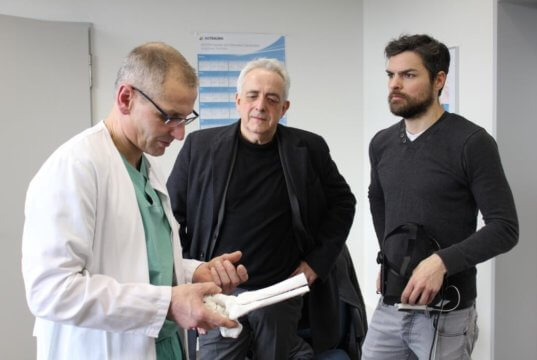 Prof. Dr. med. Sascha Flohé (li.), Chefarzt der Klinik für Unfallchirurgie, Orthopädie und Handchirurgie im Städtischen Klinikum Solingen, mit Werner Koch (mi.) und Rainer Martin von der Firma Excit3D. (Foto: © Klinikum Solingen)