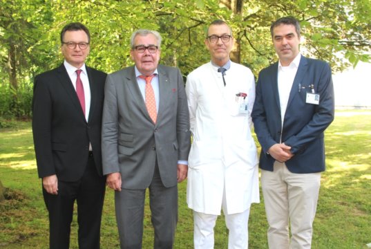 Erööfneten gestern das Facharztseminar Viszeralchirurgie im Klinikum: v.li. Prof. Dr. med. Thomas Standl (Medizinischer Geschäftsführer und Chefarzt der Klinik für Anästhesie am Klinikum), Prof. Dr. med. Dr. h.c. Hans-Joachim Meyer (Generalsekretär DGC), Prof. Dr. med. Wolfgang Schwenk (Chefarzt der Klinik für Allgemein- und Viszeralchirurgie) und Oberarzt Jurij Krasniuk, der in Zusammenarbeit mit Prof. Dr. Schwenk das Facharztseminar organisiert hat. (Foto: © Bastian Glumm)