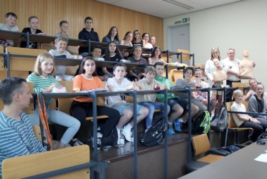 Einen spannenden Unterricht zum Thema „Herz und Kreislauf“ haben Schüler der Friedrich-Albert-Lange-Schule (FALS) am Freitag im Klinikum erlebt. (Foto: © Klinikum Solingen)