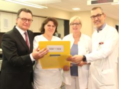 Wollen per "Fast-Track" den Patientinnen und Patienten im Klinikum eine schnellere Genesung ermöglichen: v.li. Prof. Dr. med. Thomas Standl, Chefarzt der Klinik für Anästhesie, Operative Intensiv- und Palliativmedizin, die "Fast-Track"-Assistentinnen Marion Huhn und Ina Lang, sowie Prof. Dr. med. Wolfgang Schwenk, Chefarzt der Klinik für Allgemein-, Viszeral- und Gefäßchirurgie. (Foto: © Bastian Glumm)