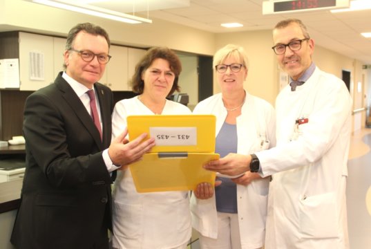 Wollen per "Fast-Track" den Patientinnen und Patienten im Klinikum eine schnellere Genesung ermöglichen: v.li. Prof. Dr. med. Thomas Standl, Chefarzt der Klinik für Anästhesie, Operative Intensiv- und Palliativmedizin, die "Fast-Track"-Assistentinnen Marion Huhn und Ina Lang, sowie Prof. Dr. med. Wolfgang Schwenk, Chefarzt der Klinik für Allgemein-, Viszeral- und Gefäßchirurgie. (Foto: © Bastian Glumm)
