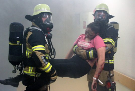 Als Übungslage wurde ein Brand angenommen, der auf der Station G11 im 1. Obergeschoss des Hauses G des Klinikums ausgebrochen ist. Angehörige der Solinger Feuerwehr rückten zur Menschenrettung an. (Foto: © Bastian Glumm)
