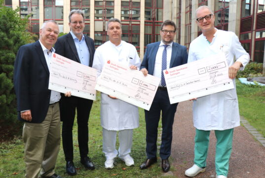 Der Förderverein des Klinikums verlieh jetzt den Wissenschaftspreis: v.li. Prof. Dr. Peter Heering (Förderverein), Dr. Michael Schmitz (Nephrologie), Dr. Ralf Buhl (Neurochirurgie), Kai Sturmfels (Förderverein) und Prof. Dr. Andreas Sesterhenn (HNO). (Foto: © Bastian Glumm)