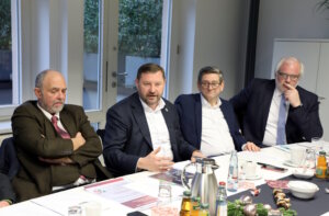 Informierten jetzt über die Inhalte des Förderbescheids: v.li. Beigeordneter Jan Welzel, Oberbürgermeiter Tim Kurzbach sowie die beiden Landtagsabgeordneten Josef Neumann (SPD) und Sebastian Haug (CDU). (Foto: © Bastian Glumm)