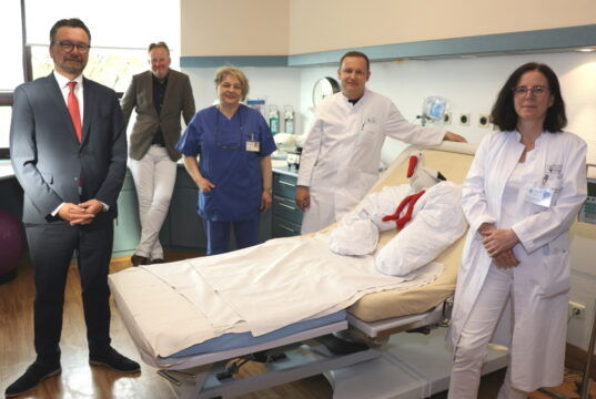 Sind froh, endlich wieder Infoabende und Kreißsaalführungen anbieten zu können: v.li. die Klinikum-Geschäftsführer Prof. Dr. Thomas Standl und Dr. Martin Eversmeyer, die leitende Hebamme Bozica Luketic und die Oberärzte Dr. Vito Stancanelli und Dr. Melanie Benthin. (Foto: © Bastian Glumm)