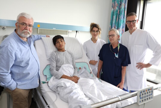 Zufrieden nach dem erfolgreich durchgeführten Eingriff: v.li. Friedensdorf-Botschafter Uli Preuss, Kakar Quadratullah, Sinje Keine, Assistenzärztin Klinik für Urologie und Kinderurologie, Ute Litschen, Pflegefachkraft, und Dr. Stephan Schulte, Leitender Oberarzt Klinik für Urologie und Kinderurologie. (Foto: © Bastian Glumm)