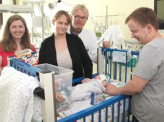 Eva Linder (li.) überreichte am Donnerstag 57 selbstgenähte Mützen für die ganz kleinen Patienten auf der Frühgebornenenstation im Klinikum. Der kleine Joshua (vier Tage alt) bekam das erste Exemplar. Mutter Maike Rieke (2.v.li.) und Vater Matthias (re.) freuten sich ebenso, wie Dr. Volker Soditt, Chefarzt der Klinik für Kinder und Jugendliche am Klinikum Solingen. (Foto: © B. Glumm)