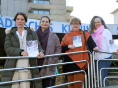 Feuen sich, das Spenden-Kochbuch „GAhRZEIT" im Klinikum Solingen anbieten zu können: v.li. Dorothea Grabe (Gleichstellungsbeauftragte Klinikum), Sandra Kratz (Psychologin im Klinikum), Daniela Rennings und Simone Leithe (beide Co-Autorinnen des Buches „GAhRZEIT"). (Foto: © Bastian Glumm)