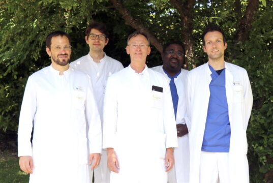 Prof. Dr. Boris Pfaffenbach (mi.), Medizinischen Klinik I, Klinik für Gastroenterologie, und das Oberärzte-Team Dr. Lukas Schumacher (Leitender Oberarzt, li.), Dr. Martin Hackelöer (Oberarzt), Dr. Alain Ngomo (Oberarzt) und Dr. Benjamin Chahem (Oberarzt, re.) gehen am kommenden Dienstag auf Fragen von Betroffenen, Angehörigen und Interessierten ein. (Foto: © Bastian Glumm)