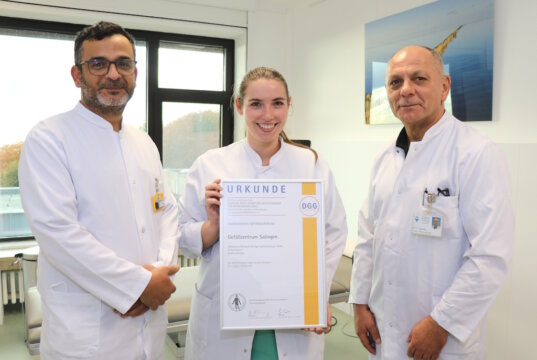 Das Gefäßzentrum Solingen ist jetzt zertifiziert. Freuen sich über das Zertifikat der Deutschen Gesellschaft für Gefäßchirurgie und Gefäßmedizin: v.li. Oberarzt Mohamed Eldaef, Dr. Nina Schlüter und Dr. Ulrich Jaschke, Chefarzt der Klinik für Gefäß- und Endovaskuläre Chirurgie am Klinikum Solingen. (Foto: © Bastian Glumm)