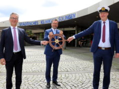 Wechsel auf der "Brücke" des Solinger Klinikums: Interim Matthias Dargel (li.) verlässt das Krankenhaus, Dr. Martin Eversmeyer (re.) übernimmt ab dem 1. August den Posten des Kaufmännischen Geschäfftsführers und hat sich dafür auch schon die Kapitänsmütze aufgesetzt. Unverändert am "Steuer" ist Prof. Dr. Thomas Standl (mi.), Medizinischer Geschäftsführer des Klinikums. (Foto: © Bastian Glumm)