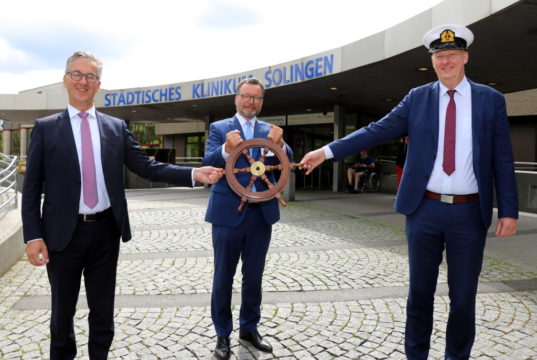 Wechsel auf der "Brücke" des Solinger Klinikums: Interim Matthias Dargel (li.) verlässt das Krankenhaus, Dr. Martin Eversmeyer (re.) übernimmt ab dem 1. August den Posten des Kaufmännischen Geschäfftsführers und hat sich dafür auch schon die Kapitänsmütze aufgesetzt. Unverändert am "Steuer" ist Prof. Dr. Thomas Standl (mi.), Medizinischer Geschäftsführer des Klinikums. (Foto: © Bastian Glumm)