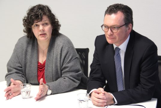 Die Geschäftsführung des Klinikums Solingen: Barbara Matthies, kaufmännische Geschäftsführerin des Hauses, und Prof. Dr. Thomas Standl, medizinischer Geschäftsführer. (Foto: © Bastian Glumm)