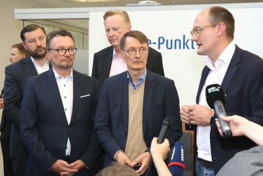 Bundesgesundheitsminister Prof. Dr. Karl Lauterbach (mi., SPD) besuchte am Montag das Klinikum Solingen. Empfangen wurde er von den Klinikum-Geschäftsführern Prof. Dr. Martin Eversmeyer (3.v.li.) und Prof. Dr. Thomas Standl (2.v.li.) gemeinsam mit Oberbürgermeister Tim Kurzbach (li.). (Foto: © Bastian Glumm)