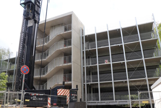 Das neue Parkhaus an der Gotenstraße soll im August in Betrieb genommen werden und die angespannte Parkplatzsituation rund um das Klinikum Solingen entschärfen. (Foto: © Bastian Glumm)