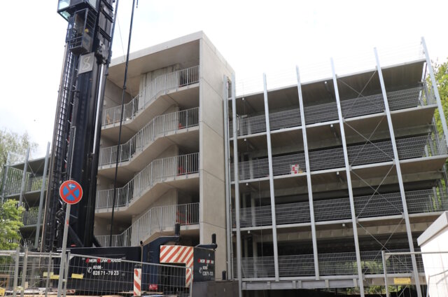 Das neue Parkhaus an der Gotenstraße soll im August in Betrieb genommen werden und die angespannte Parkplatzsituation rund um das Klinikum Solingen entschärfen. (Foto: © Bastian Glumm)