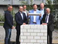 Gaben den Startschuss für den Neubau des Bettenhauses am Klinikum: v.li. Prof. Dr. Boris Pfaffenbach, Prof. Dr. Thomas Standl, Architekt Thomas Rettig, Oberbürgermeister Tim Kurzbach, Klinikum-Geschäftsführer Prof. Dr. Martin Eversmeyer und Dezernent Jan Welzel. (Foto: © Bastian Glumm)
