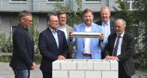 Gaben den Startschuss für den Neubau des Bettenhauses am Klinikum: v.li. Prof. Dr. Boris Pfaffenbach, Prof. Dr. Thomas Standl, Architekt Thomas Rettig, Oberbürgermeister Tim Kurzbach, Klinikum-Geschäftsführer Prof. Dr. Martin Eversmeyer und Dezernent Jan Welzel. (Foto: © Bastian Glumm)