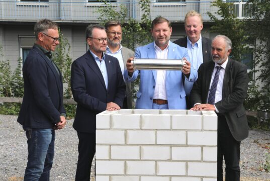 Gaben den Startschuss für den Neubau des Bettenhauses am Klinikum: v.li. Prof. Dr. Boris Pfaffenbach, Prof. Dr. Thomas Standl, Architekt Thomas Rettig, Oberbürgermeister Tim Kurzbach, Klinikum-Geschäftsführer Prof. Dr. Martin Eversmeyer und Dezernent Jan Welzel. (Foto: © Bastian Glumm)