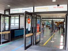 Besucher, Patienten und Mitarbeiter werden durch einen einzigen Zugang in die Eingangshalle des Klinikums geführt. Eine Spur fungiert als Ausgang. (Foto: © Bastian Glumm)