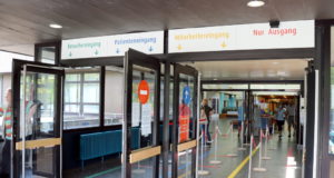 Besucher, Patienten und Mitarbeiter werden durch einen einzigen Zugang in die Eingangshalle des Klinikums geführt. Eine Spur fungiert als Ausgang. (Foto: © Bastian Glumm)