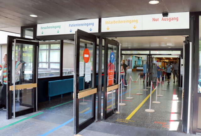 Besucher, Patienten und Mitarbeiter werden durch einen einzigen Zugang in die Eingangshalle des Klinikums geführt. Eine Spur fungiert als Ausgang. (Foto: © Bastian Glumm)