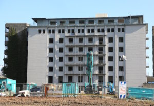 Der Rückbau von Haus G auf dem Klinikum-Gelände an der Gotenstraße läuft auch Hochtouren. (Foto: © Bastian Glumm)