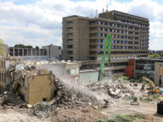 Vom ehemaligen Haus G am Klinikum Solingen ist oberirdisch kaum noch etwas übrig. Nach dem Abschluss der Abrissarbeiten wird das Gelände nun für den Neubau des modernen Bettenhauses vorbereitet. (Foto: © Bastian Glumm)
