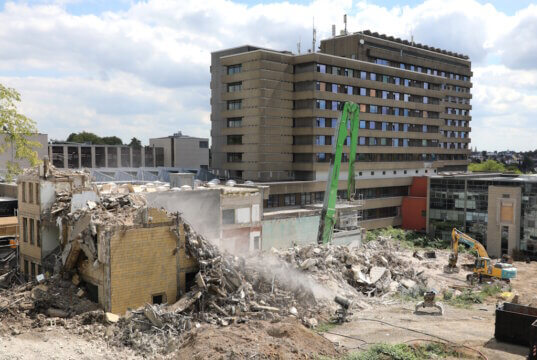 Vom ehemaligen Haus G am Klinikum Solingen ist oberirdisch kaum noch etwas übrig. Nach dem Abschluss der Abrissarbeiten wird das Gelände nun für den Neubau des modernen Bettenhauses vorbereitet. (Foto: © Bastian Glumm)