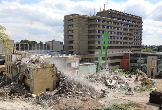 Vom ehemaligen Haus G am Klinikum Solingen ist oberirdisch kaum noch etwas übrig. Nach dem Abschluss der Abrissarbeiten wird das Gelände nun für den Neubau des modernen Bettenhauses vorbereitet. (Foto: © Bastian Glumm)