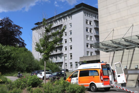Haus G des Kllinikums wird abgerissen. Dort wird im Zuge des "Masterplans" und der Neuausrichtung ein neues Bettenhaus entstehen. (Foto: © Bastian Glumm)