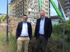 Longfront-Bagger im Einsatz: Haus G am Klinikum verschwindet Stück für Stück Kai Sturmfels (l.), Kaufmännischer Direktor des Städtischen Klinikums Solingen, und Geschäftsführer Prof. Dr. Martin Eversmeyer erläuterten den aktuellen Stand der Rückbauarbeiten an Haus G. (Foto: © Bastian Glumm)