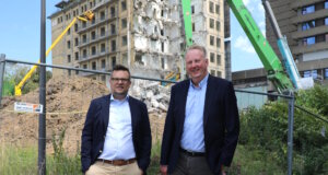 Longfront-Bagger im Einsatz: Haus G am Klinikum verschwindet Stück für Stück Kai Sturmfels (l.), Kaufmännischer Direktor des Städtischen Klinikums Solingen, und Geschäftsführer Prof. Dr. Martin Eversmeyer erläuterten den aktuellen Stand der Rückbauarbeiten an Haus G. (Foto: © Bastian Glumm)