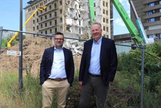 Kai Sturmfels (l.), Kaufmännischer Direktor des Städtischen Klinikums Solingen, und Geschäftsführer Prof. Dr. Martin Eversmeyer erläuterten den aktuellen Stand der Rückbauarbeiten an Haus G. (Foto: © Bastian Glumm)