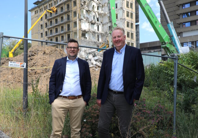 klinikum-haus-g-rueckbau-abriss (1) Kai Sturmfels (l.), Kaufmännischer Direktor des Städtischen Klinikums Solingen, und Geschäftsführer Prof. Dr. Martin Eversmeyer erläuterten den aktuellen Stand der Rückbauarbeiten an Haus G. (Foto: © Bastian Glumm)