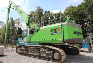Der SENNEBOGEN 870 E Demolition ist das Herzstück des Rückbaus von Haus G. Mit seinen verschiedenen Anbauwerkzeugen trägt der bis zu 117 Tonnen schwere Longfront-Abbruchbagger das Gebäude kontrolliert von oben nach unten ab. (Foto: © Bastian Glumm)