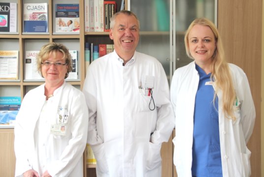 Das Team der Klinik für Nephrologie und Allgemeine Innere Medizin im Klinikum Solingen legt auf eine fundierte Ausbildung des Ärztenachwuchses sehr großen Wert: v.li. Leitende Oberärztin Dr. Susanne Bartel-Kuss, Chefarzt Professor Dr. Peter J. Heering und Funktionsoberärztin Ausra Paluckaite. (Foto: © Bastian Glumm)