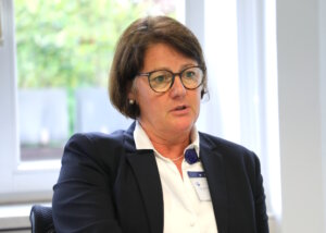 Pflegedirektorin Heike Zinn betont, dass der Pflegebereich über Jahre aufgebaut wurde und mögliche Kürzungen Auswirkungen auf Personal und Versorgung haben könnten. (Foto: © Bastian Glumm)