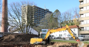 In direkter Nachbarschaft zum Klinikum wird eine neue Kita gebaut. Aus diesem Grund wird die Herberger Straße auf Vordermann gebracht. (Foto: © Bastian Glumm)