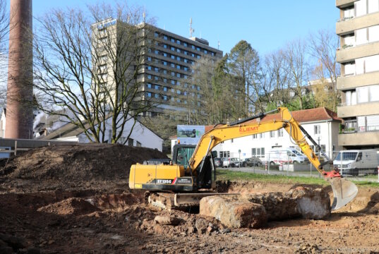 In direkter Nachbarschaft zum Klinikum wird eine neue Kita gebaut. Aus diesem Grund wird die Herberger Straße auf Vordermann gebracht. (Foto: © Bastian Glumm)