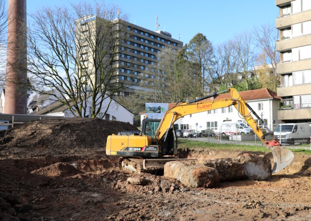 In direkter Nachbarschaft zum Klinikum wird eine neue Kita gebaut. Aus diesem Grund wird die Herberger Straße auf Vordermann gebracht. (Foto: © Bastian Glumm)