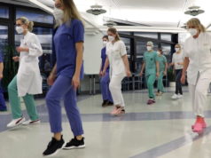 Auf der ganzen Welt tanzen die Menschen nach dem Hit von Master KG feat. Nomcebo, um ein Zeichen gegen die Corona-Pandemie zu setzen. Die Mitarbeiterinnen und Mitarbeiter des Klinkums senden mit ihrer Performance die Botschaft: Bleiben Sie gesund! (Foto: © Bastian Glumm)