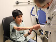 Aman Ullah wurde erfolgreich im Klinikum Solingen behandelt. Der fast zwölfjährige Junge aus Afghanistam litt an Osteomyelitis, einer Knochenentzündung, die infolge eines schweren, unheilbaren Bruchs und einer Infektion aufgetreten war. (Foto: © Bastian Glumm)