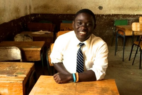 Steven Jacob Amunga ist 20 Jahre alt. Er kommt aus Kenia ins Klinikum, um an der Hüfte behandelt zu werden. Möglich macht das die Hilfsorganisation Vizazi-International. (Foto: © VIZAZI-International, D. Rappen)