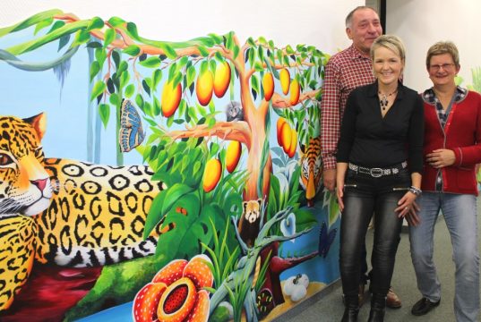 Freuen sich über Kunst im Wartezimmer der Gemeinschaftspraxis, die die kleinen Patienten ablenken soll: v.li. Dr. Karl-Heinz Jacobs, Künstlerin Gabi von der Linnepe und Dr. Jutta Adler. (Foto: Karin Morawietz/Klinikum Solingen)