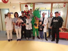 Auch in diesem Jahr besuchten die Solingen Alligators zur Weihnachtszeit wieder die Kinderklinik im Klinikum, um den Kids ein Lächeln ins Gesicht zu zaubern. (Foto: © Alligators Solingen)