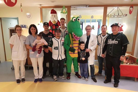 Auch in diesem Jahr besuchten die Solingen Alligators zur Weihnachtszeit wieder die Kinderklinik im Klinikum, um den Kids ein Lächeln ins Gesicht zu zaubern. (Foto: © Alligators Solingen)