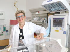 Dr. Jutta Adler ist leitende Oberärztin der Kinderklinik am Klinikum Solingen. Sie betont im Rahmen der Weltstillwoche die Wichtigkeit des Stillens, auch bei Frühgeborenen. (Foto: © Bastian Glumm)