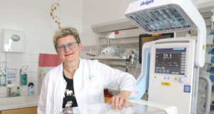 Dr. Jutta Adler ist leitende Oberärztin der Kinderklinik am Klinikum Solingen. Sie betont im Rahmen der Weltstillwoche die Wichtigkeit des Stillens, auch bei Frühgeborenen. (Foto: © Bastian Glumm)
