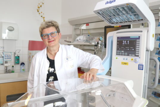 Dr. Jutta Adler ist leitende Oberärztin der Kinderklinik am Klinikum Solingen. Sie betont im Rahmen der Weltstillwoche die Wichtigkeit des Stillens, auch bei Frühgeborenen. (Foto: © Bastian Glumm)